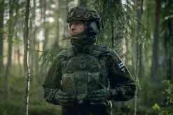 Varusteleka kypäränpäällinen